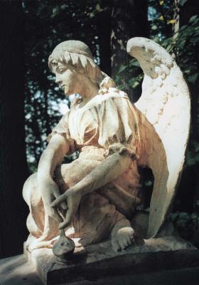 Rzeźba przedstawiająca anioła